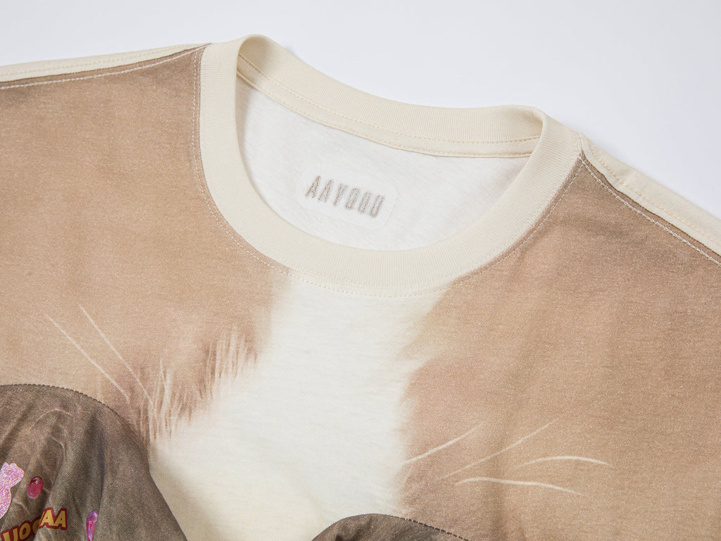 裾上げされた猫プリントTシャツ