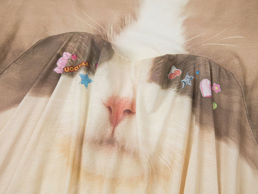 裾上げされた猫プリントTシャツ