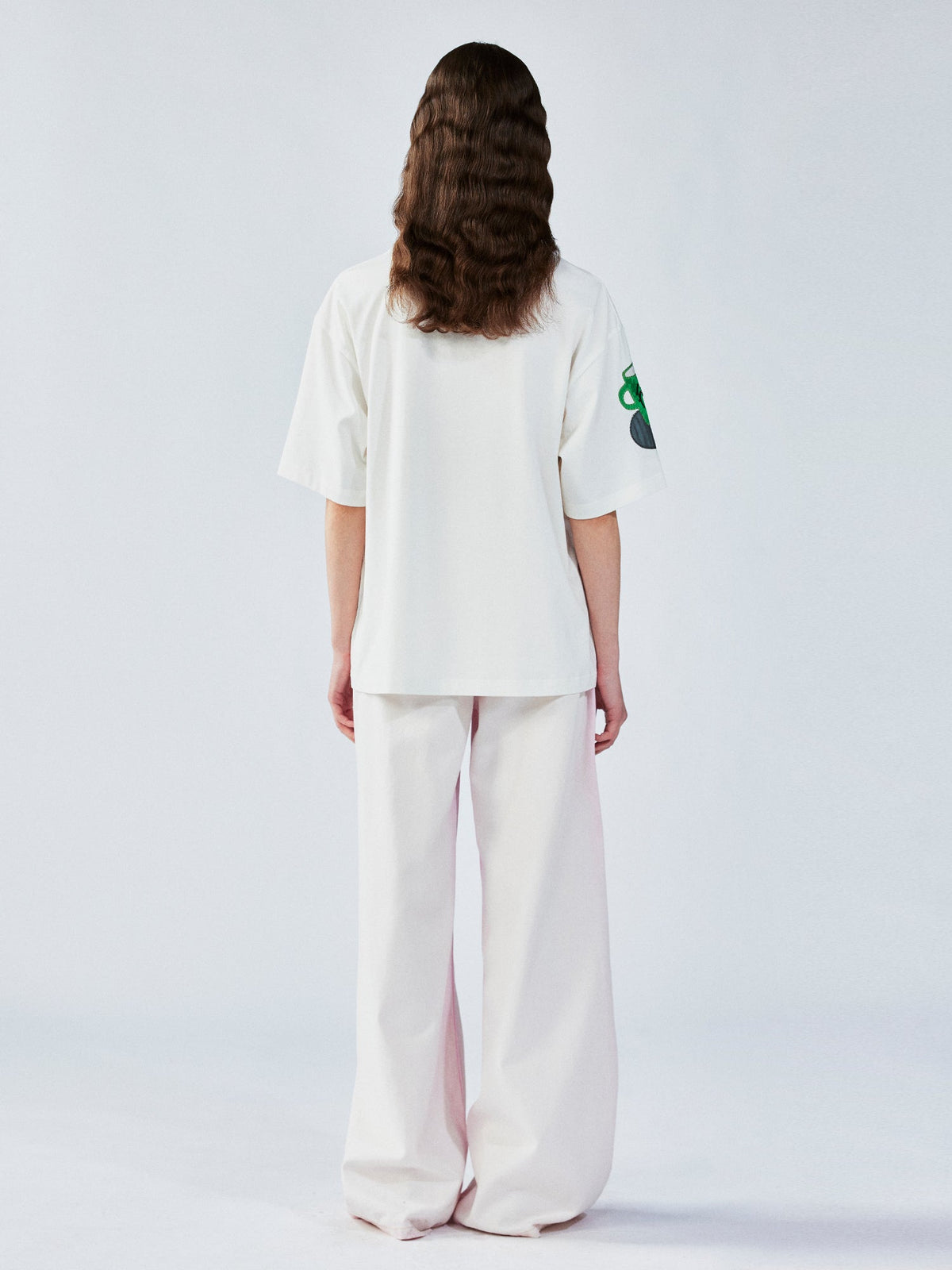 家庭用品のシルエットアップリケTシャツ