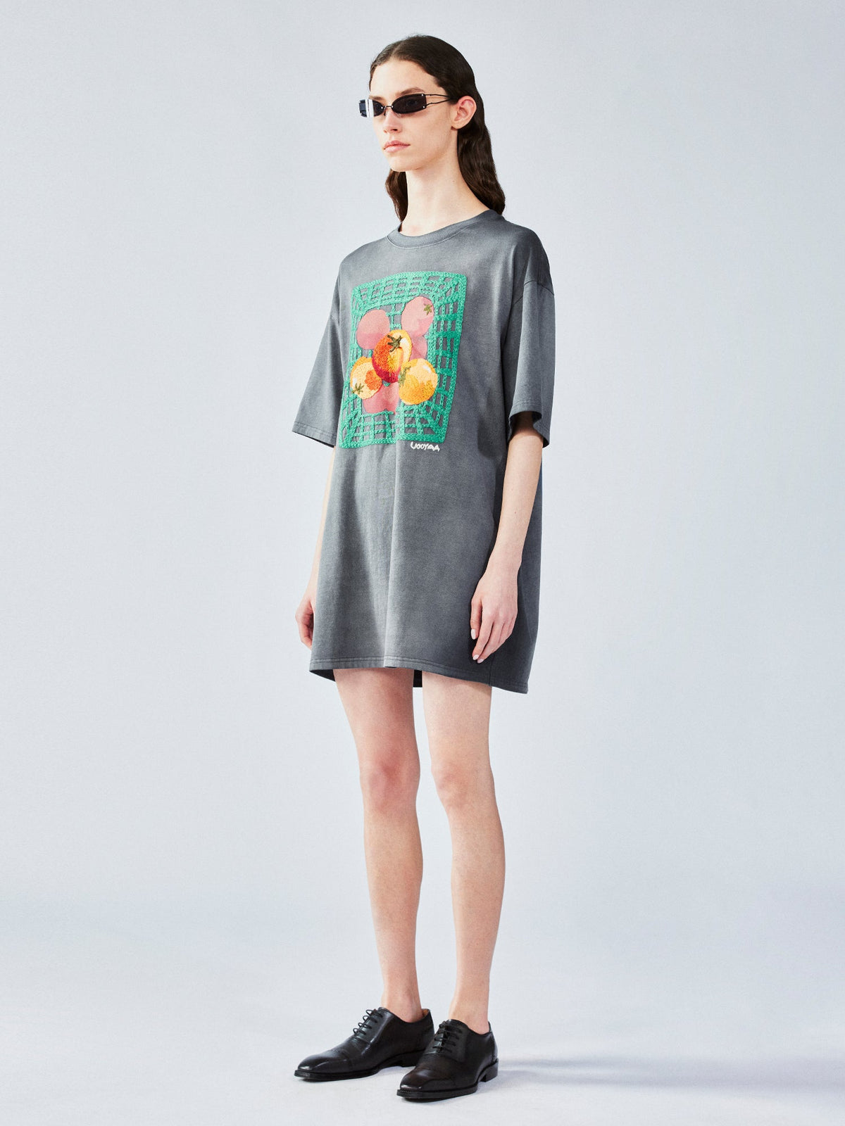 食料品のトマトアップリケTシャツドレス