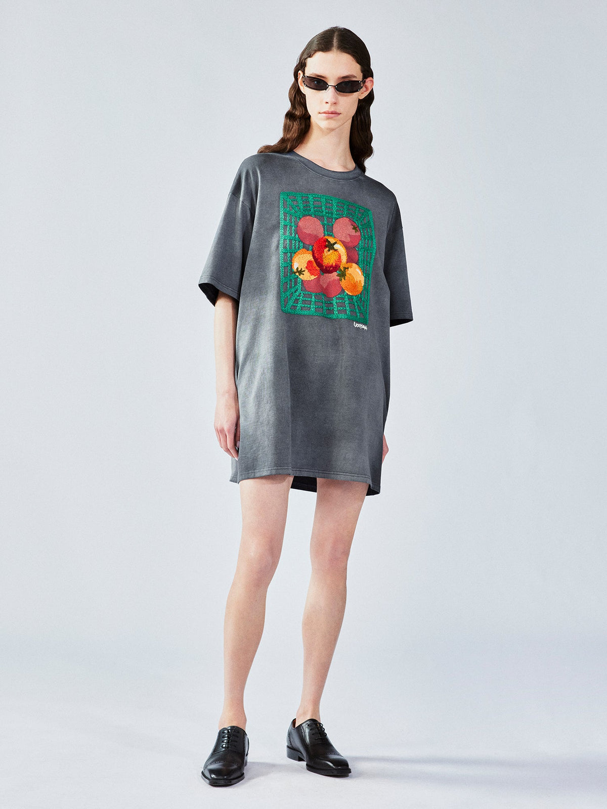 食料品のトマトアップリケTシャツドレス