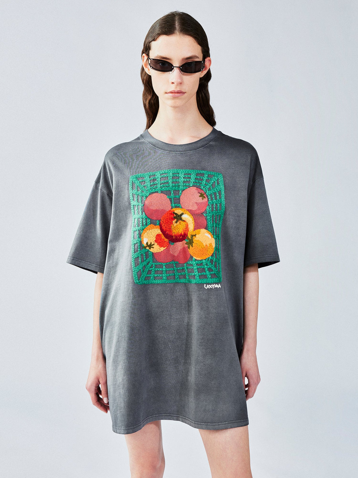 食料品のトマトアップリケTシャツドレス