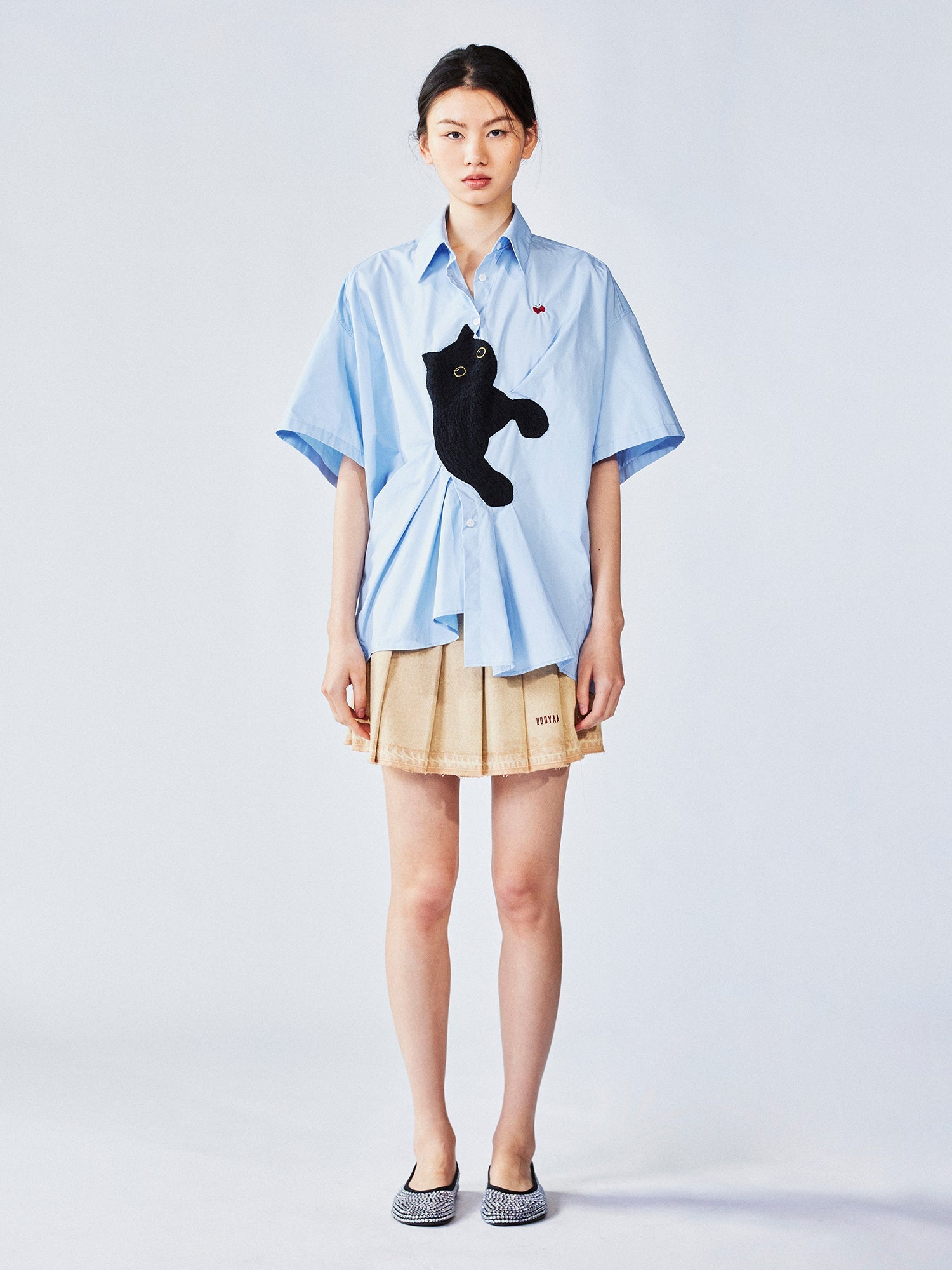 Cat-chasing-butterfly embroidery shirt