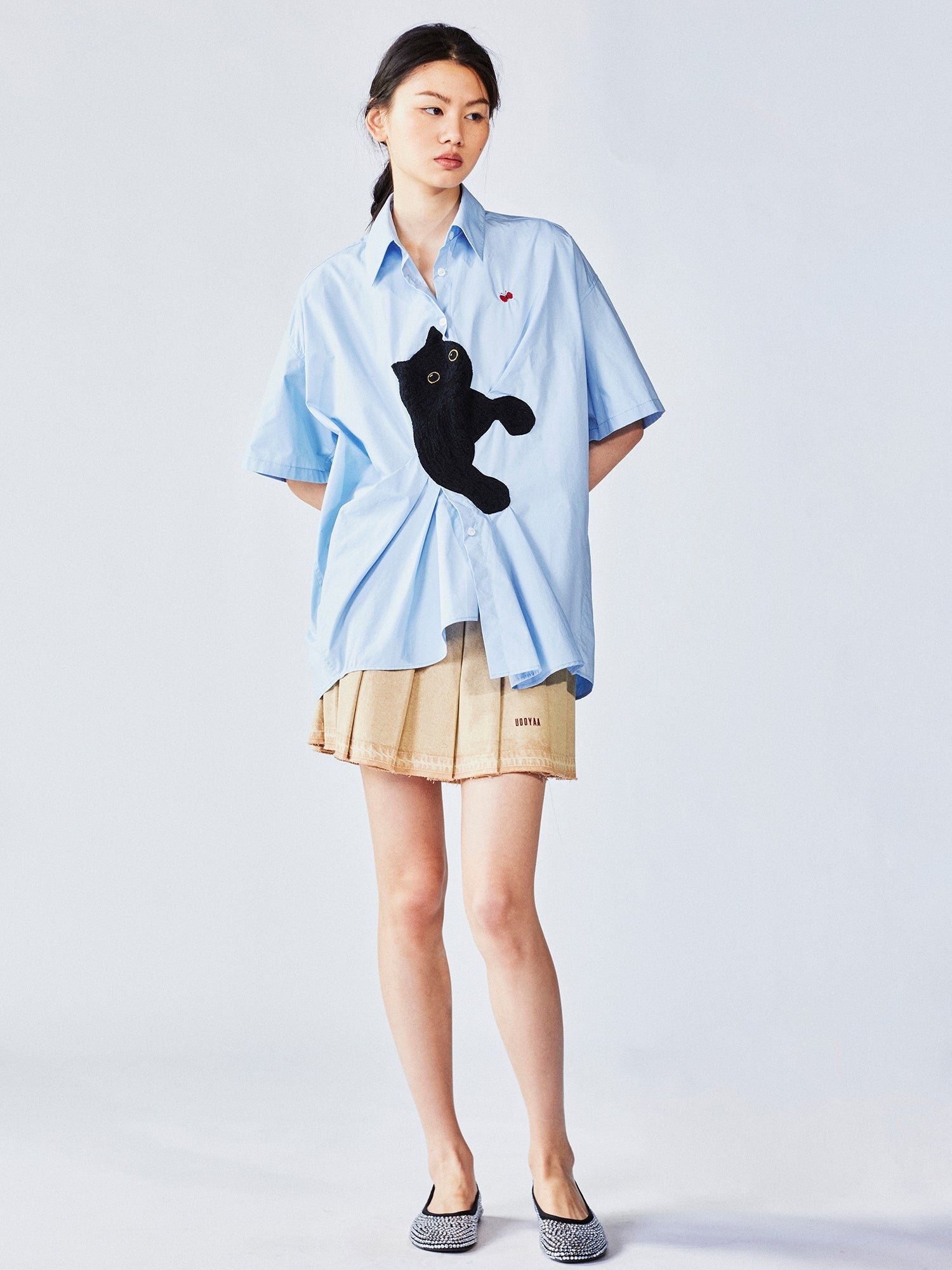Cat-chasing-butterfly embroidery shirt