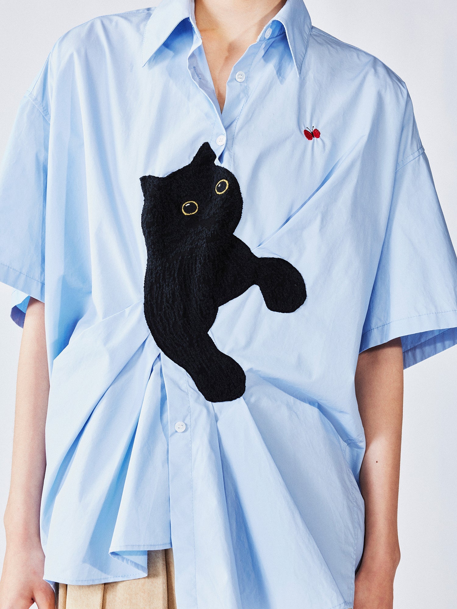 Cat-chasing-butterfly embroidery shirt
