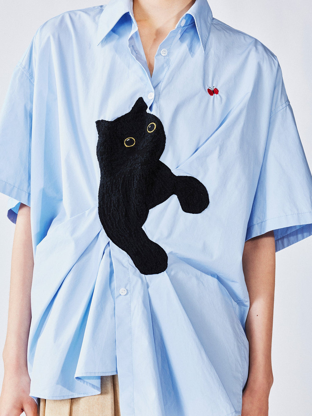 猫を追いかける蝶の刺繍シャツ