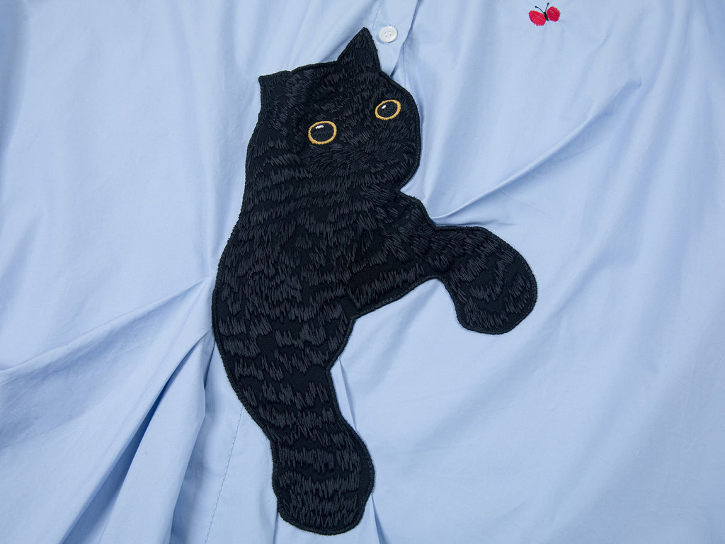 猫を追いかける蝶の刺繍シャツ