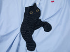猫を追いかける蝶の刺繍シャツ
