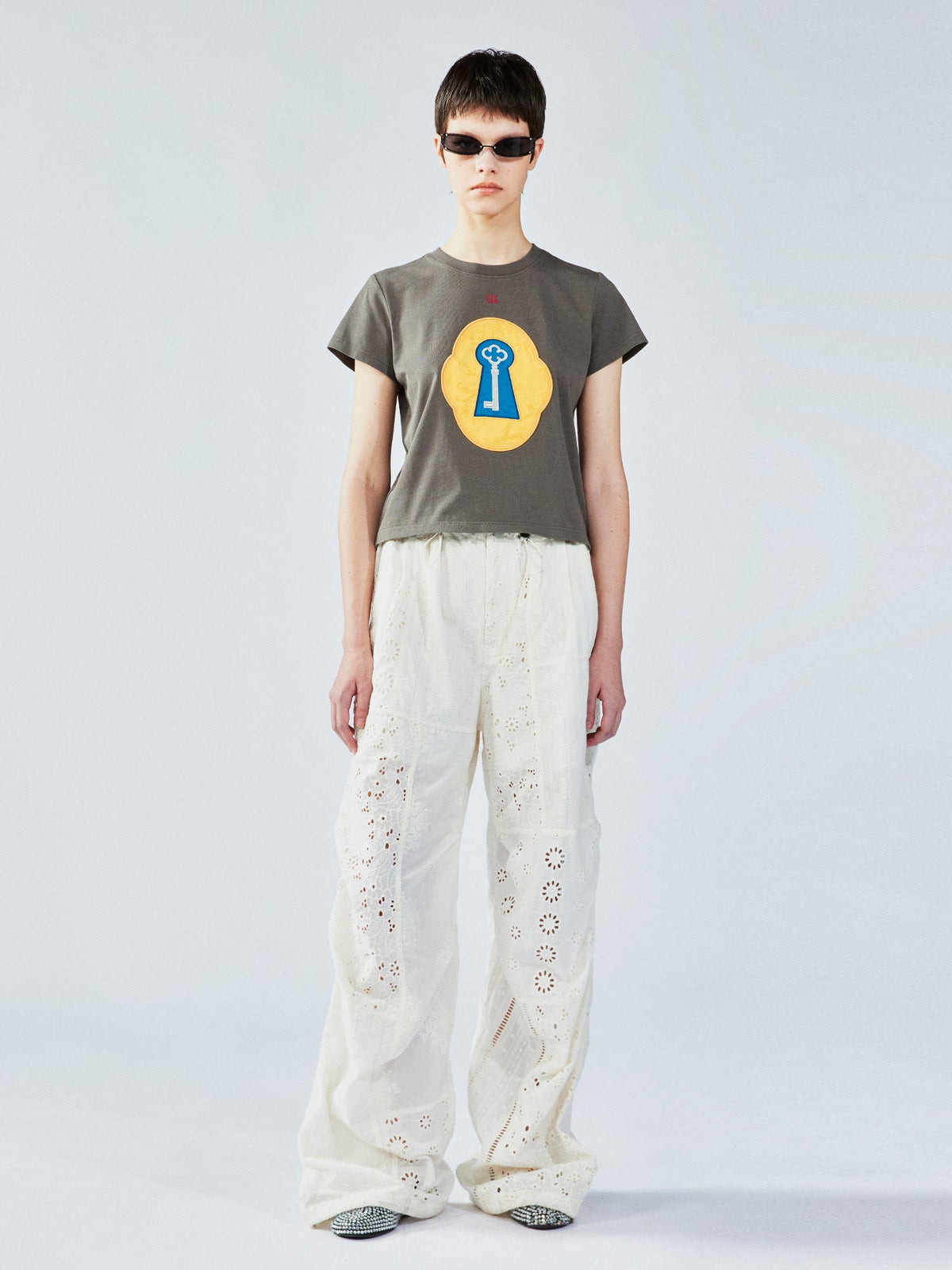 シュールなデザインのキーアップリケTシャツ