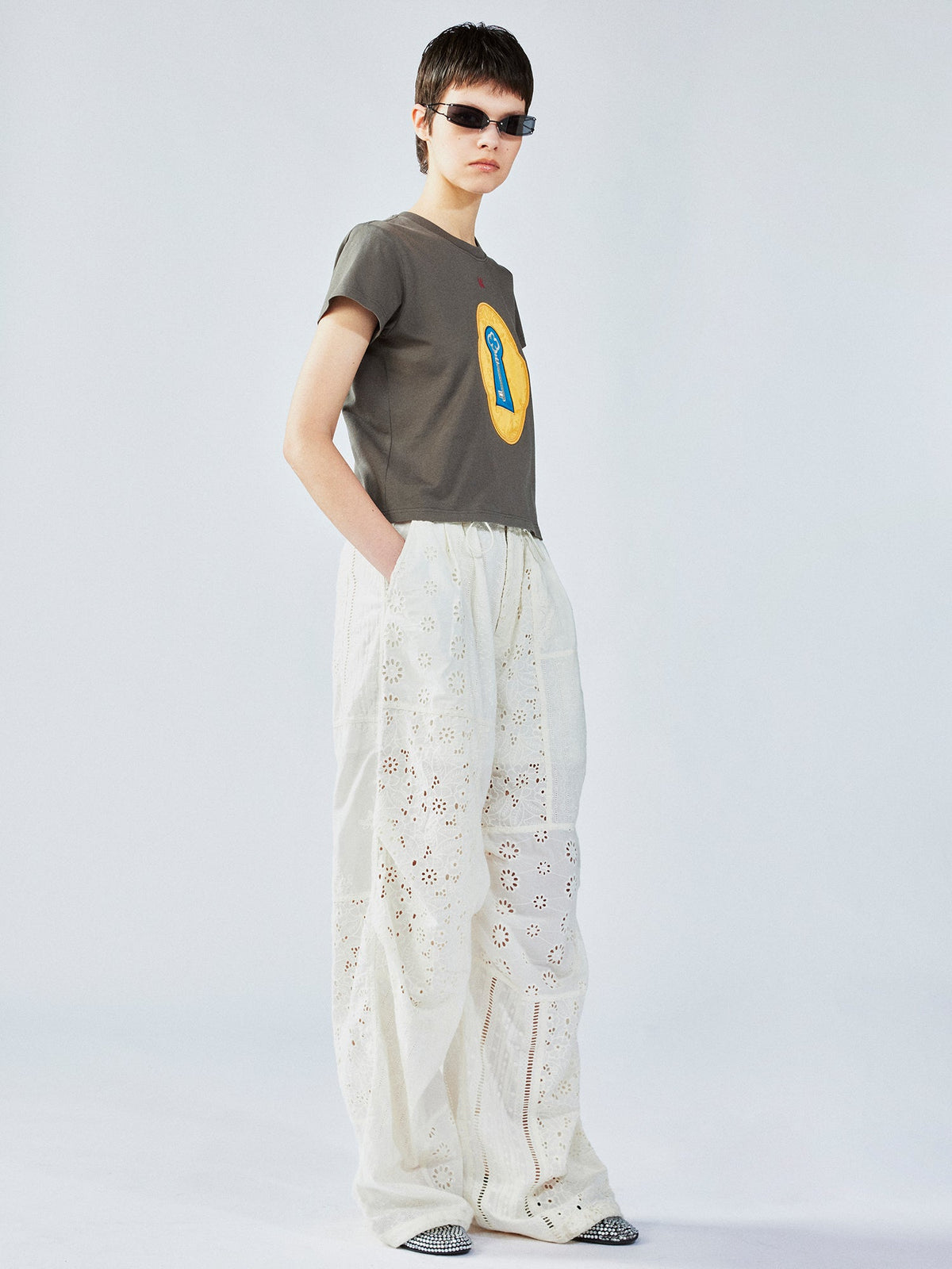シュールなデザインのキーアップリケTシャツ