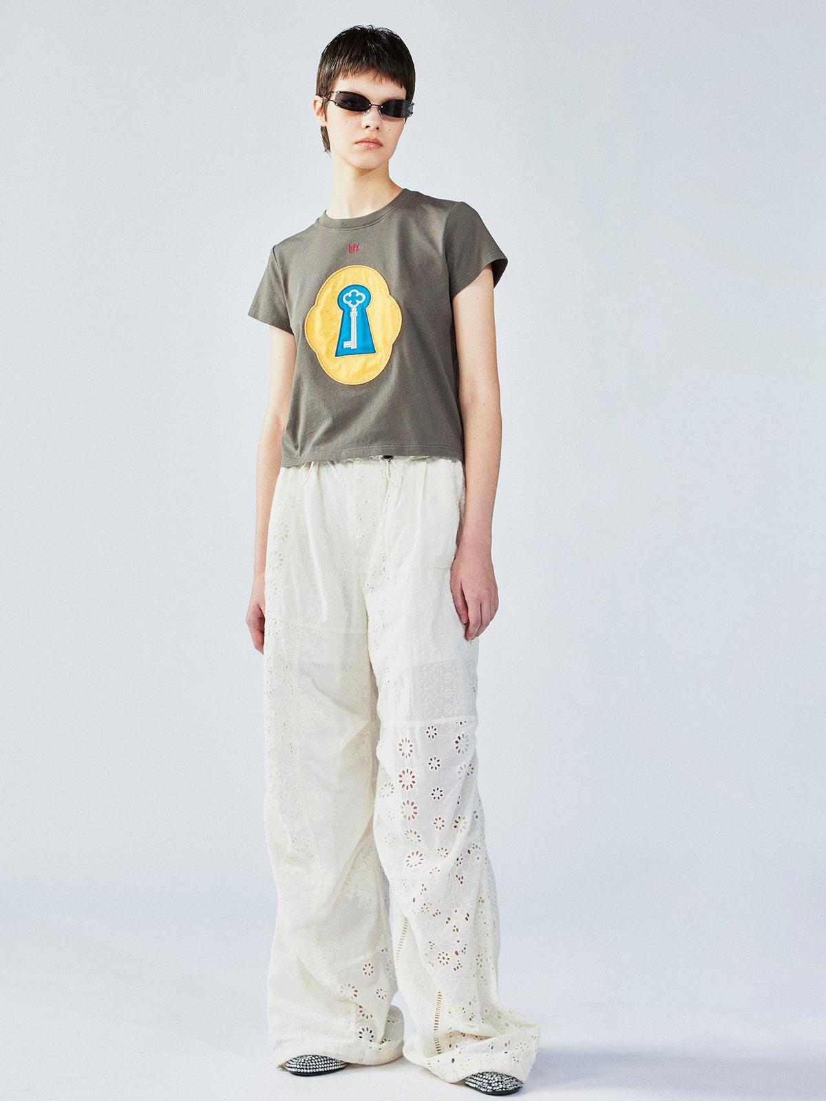 シュールなデザインのキーアップリケTシャツ