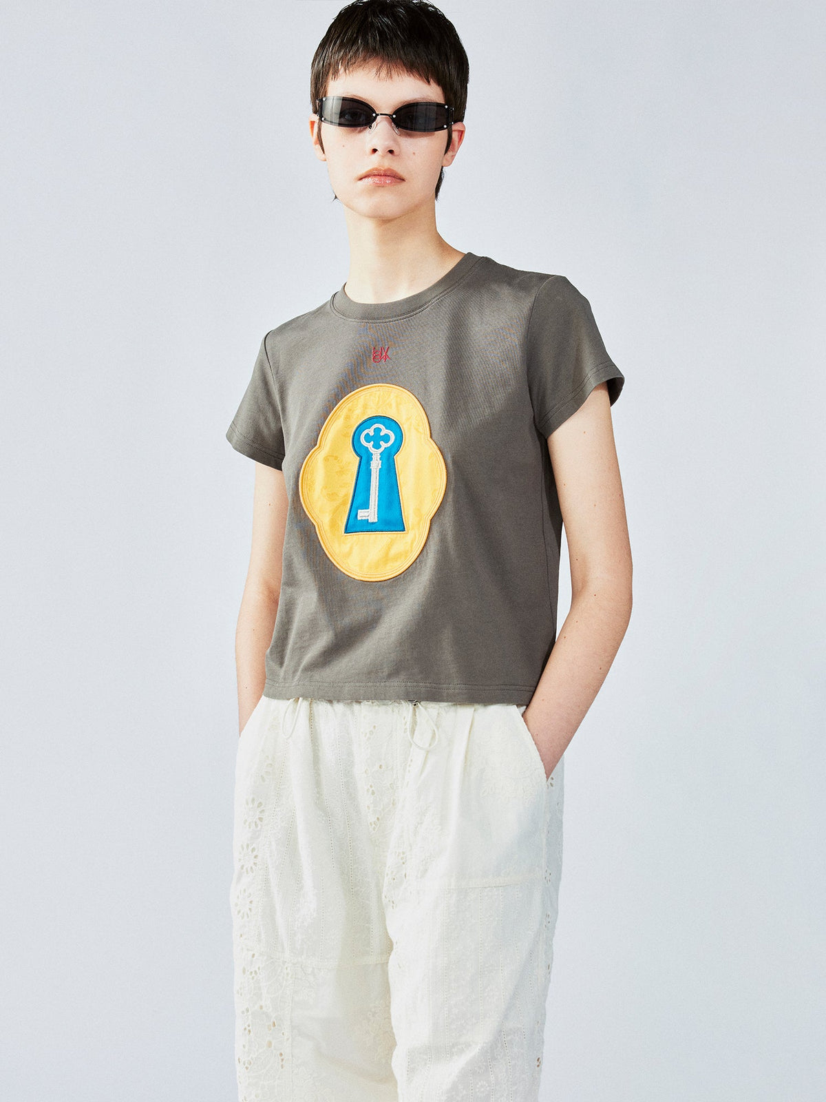 シュールなデザインのキーアップリケTシャツ