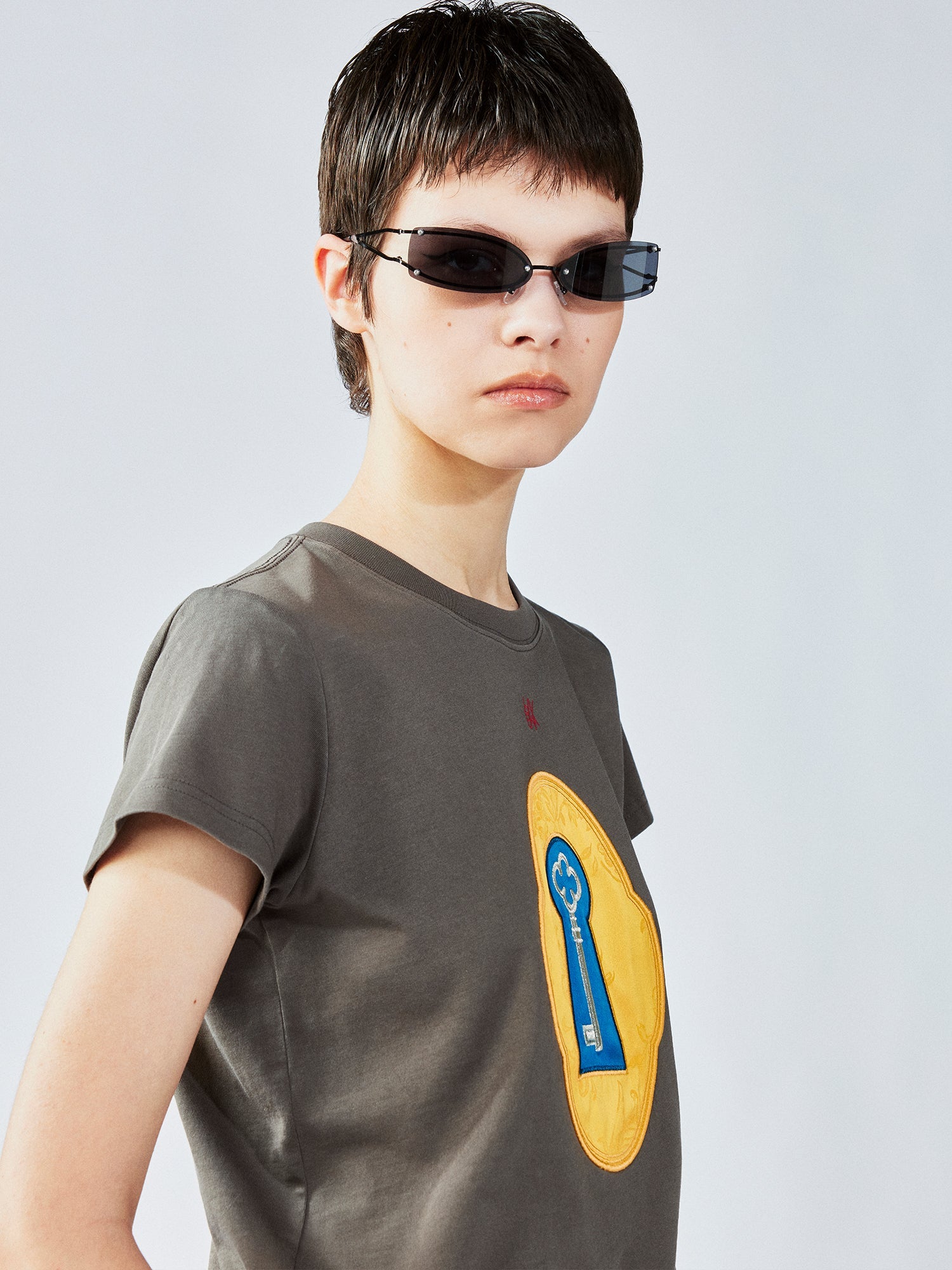 Surreal design key appliqué T-shirt