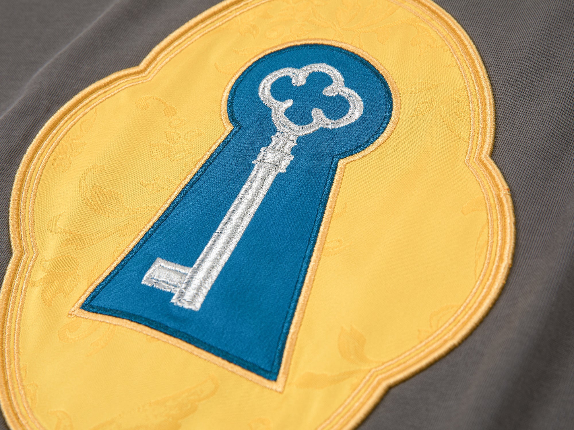 Surreal design key appliqué T-shirt