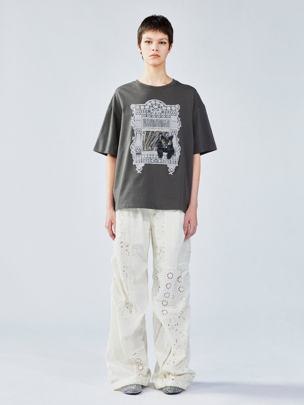 猫の窓風景アップリケTシャツ