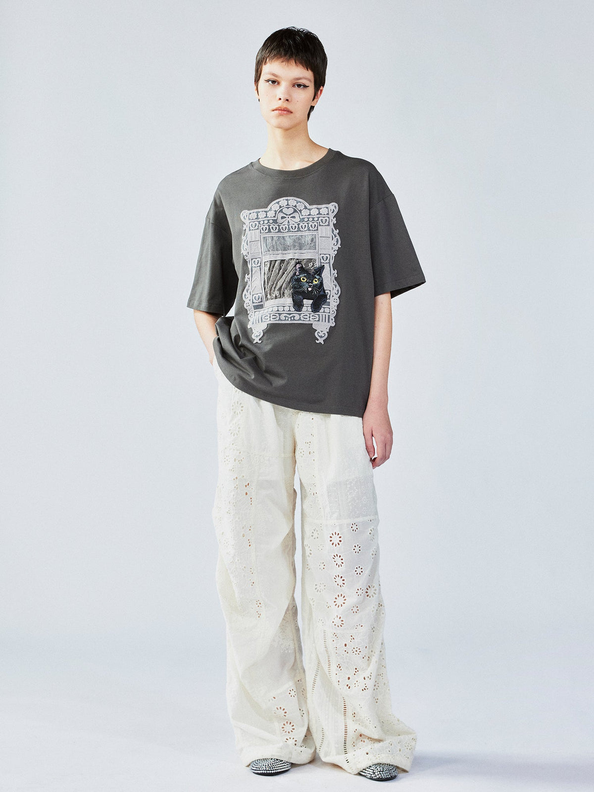 猫の窓風景アップリケTシャツ