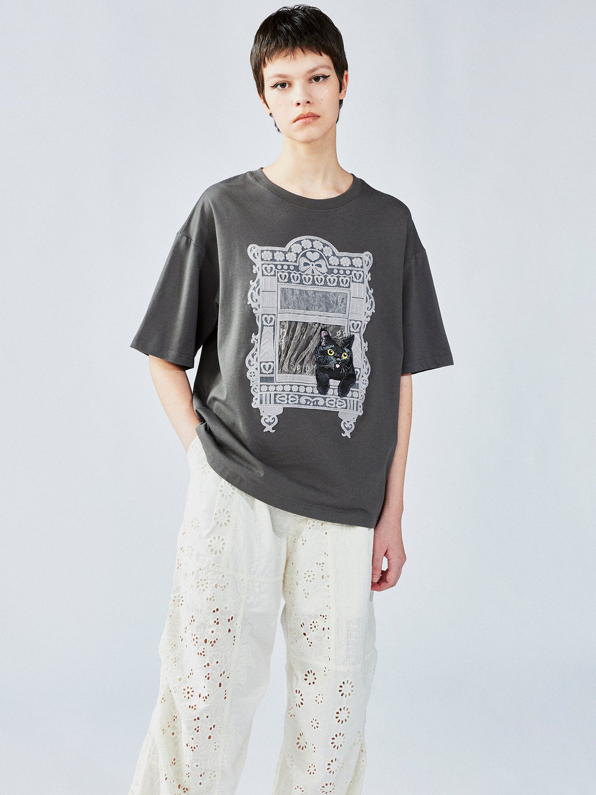 猫の窓風景アップリケTシャツ