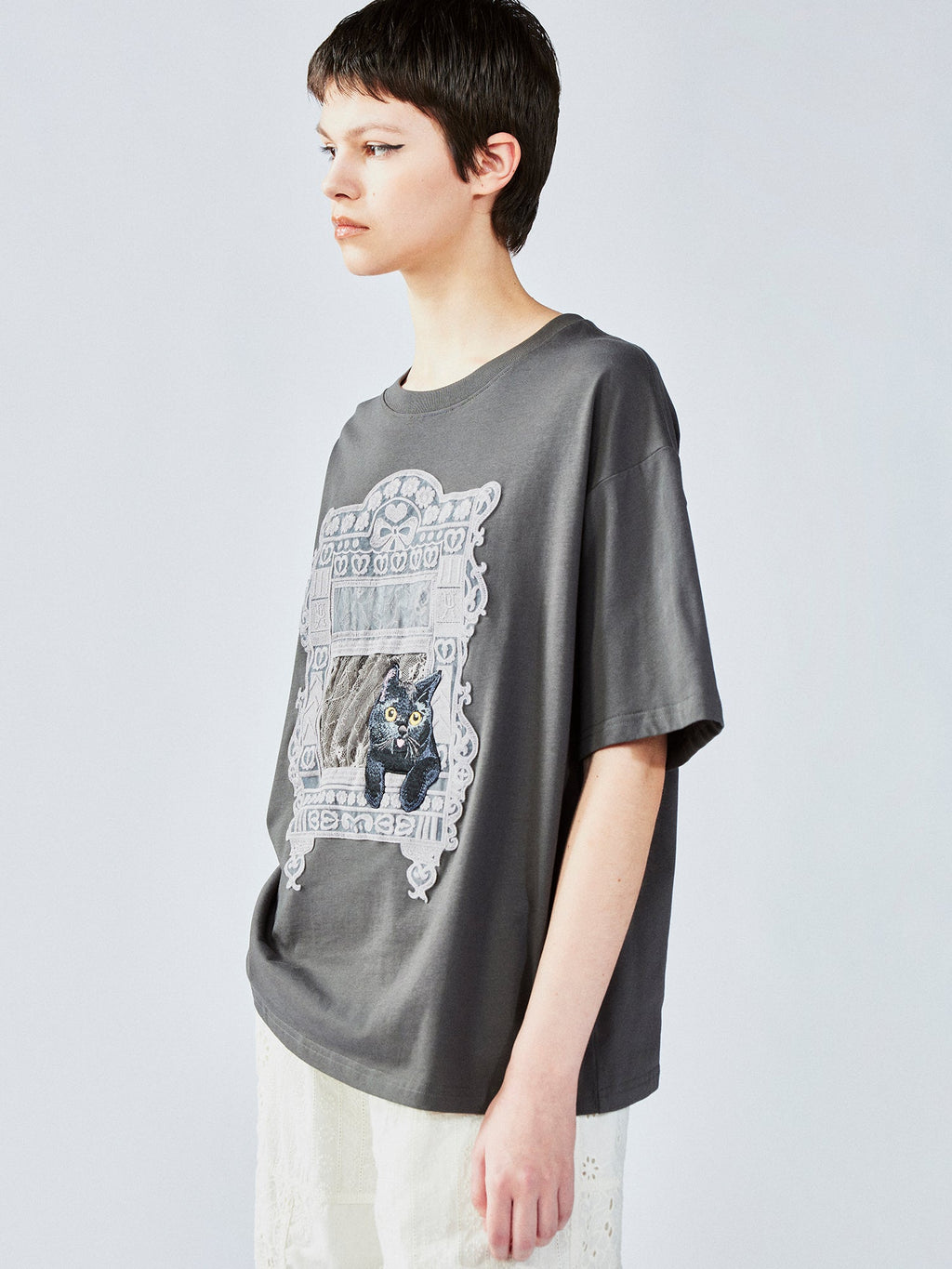 猫の窓風景アップリケTシャツ