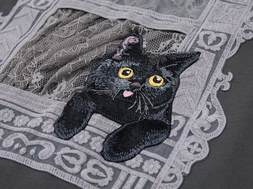 猫の窓風景アップリケTシャツ