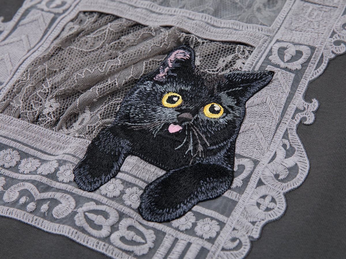 猫の窓風景アップリケTシャツ