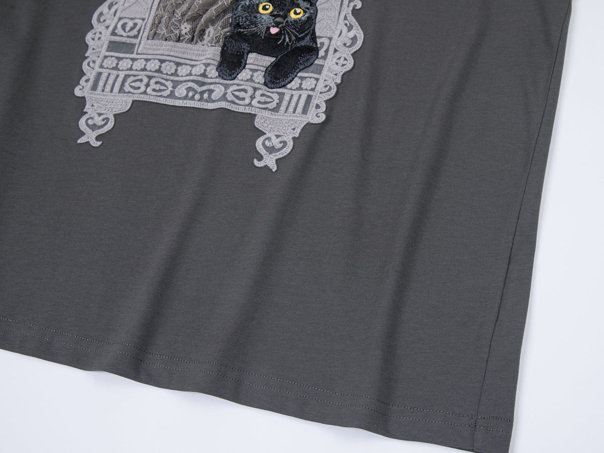 猫の窓風景アップリケTシャツ