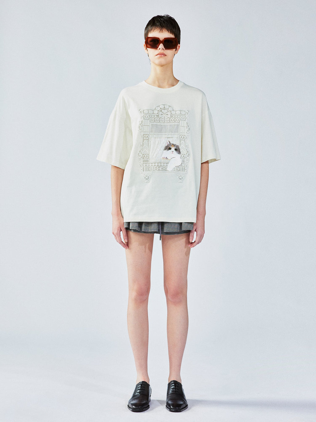 猫の窓風景アップリケTシャツ