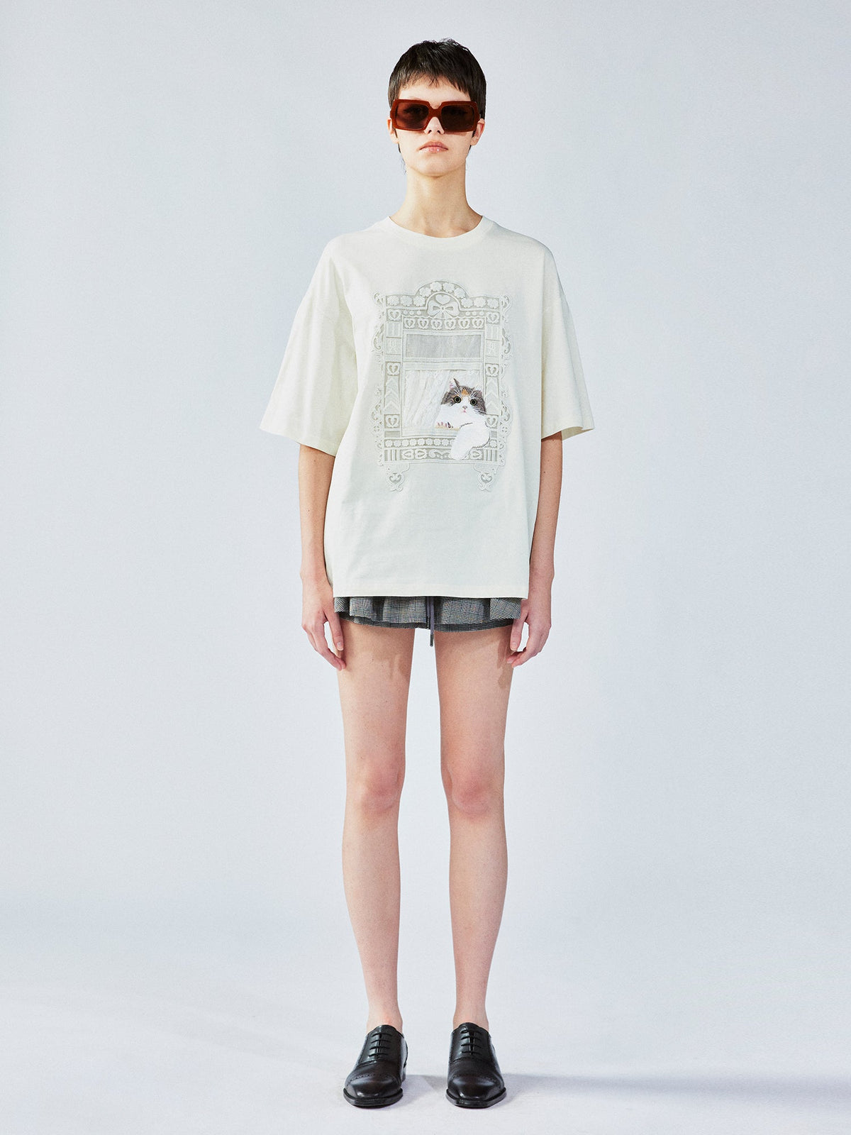 猫の窓風景アップリケTシャツ