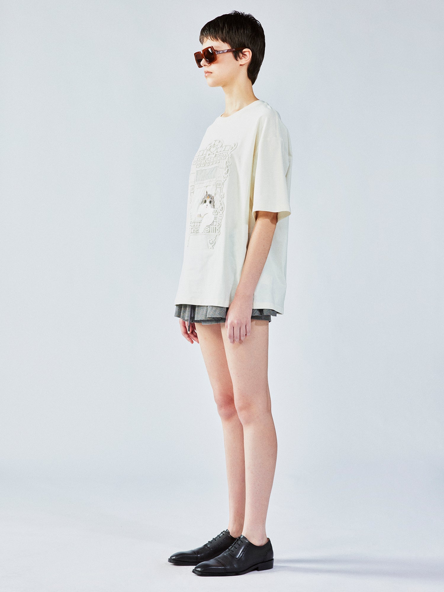 Cat window scene appliqué T-shirt