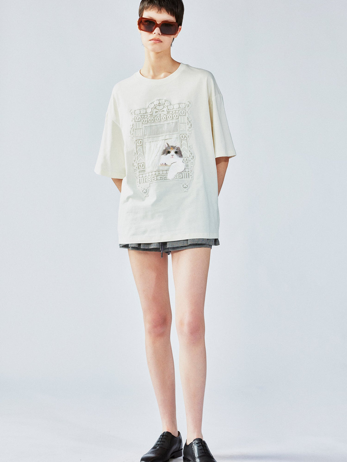 猫の窓風景アップリケTシャツ