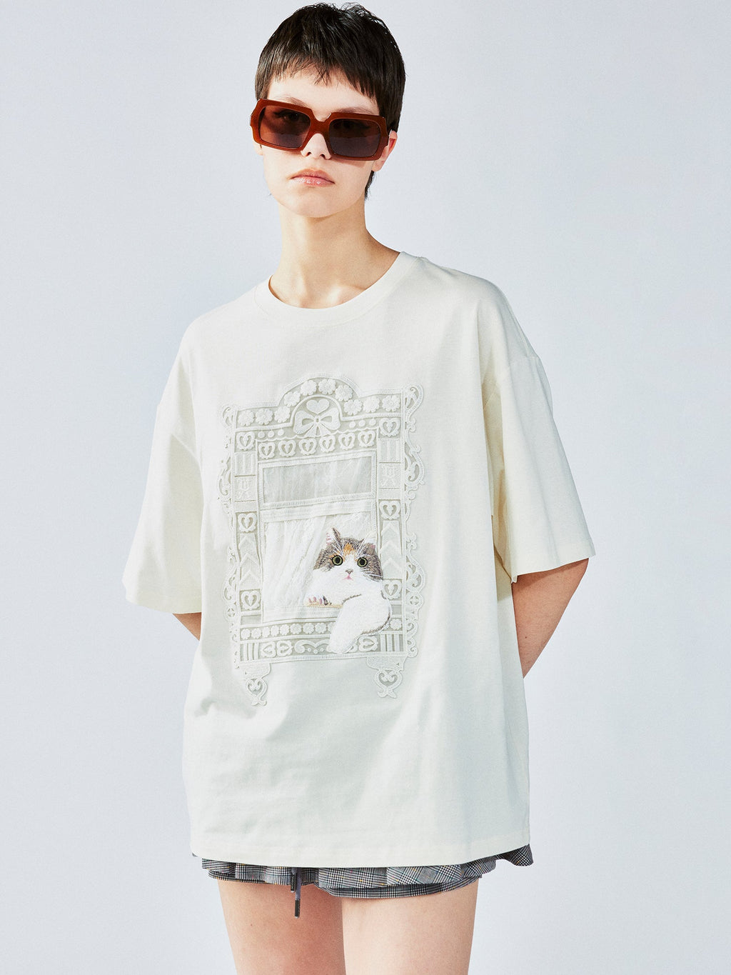猫の窓風景アップリケTシャツ