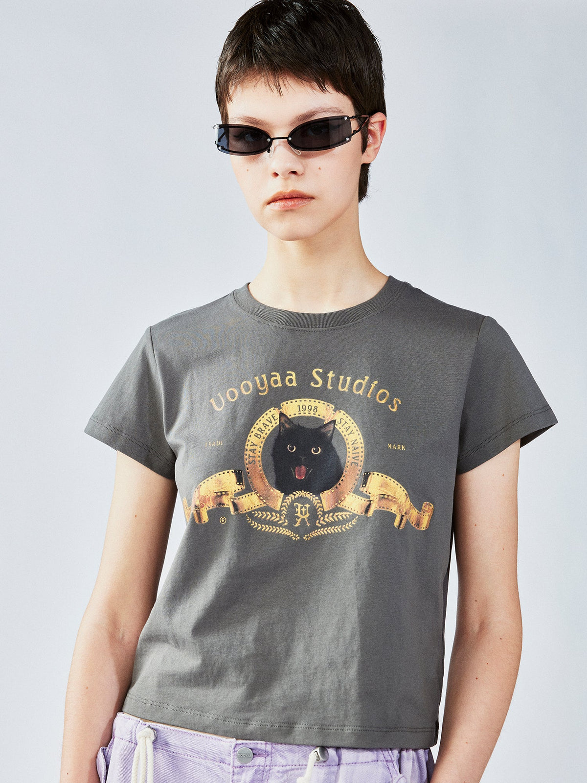 レトロなメタリック映画猫Tシャツ