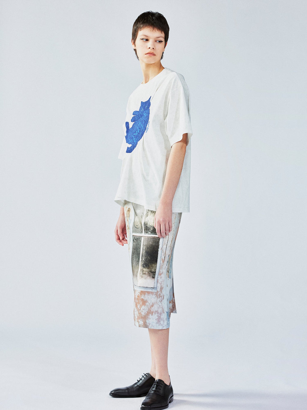 クラインの青い猫のTシャツ