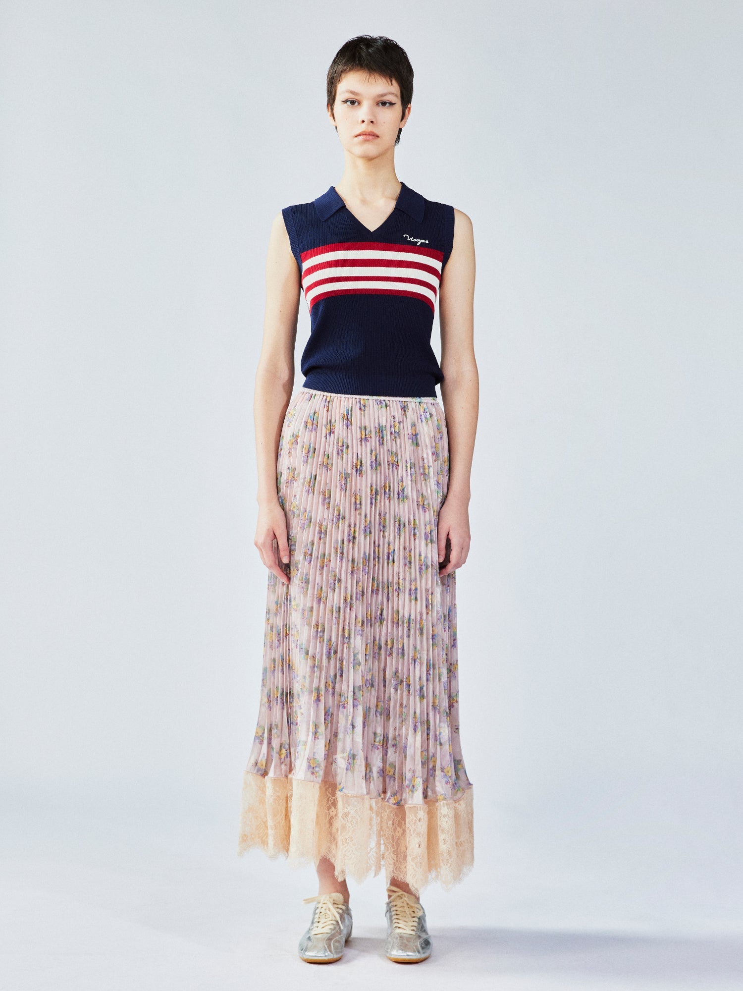 Vintage wallpaper-inspired floral lace pleated skirt