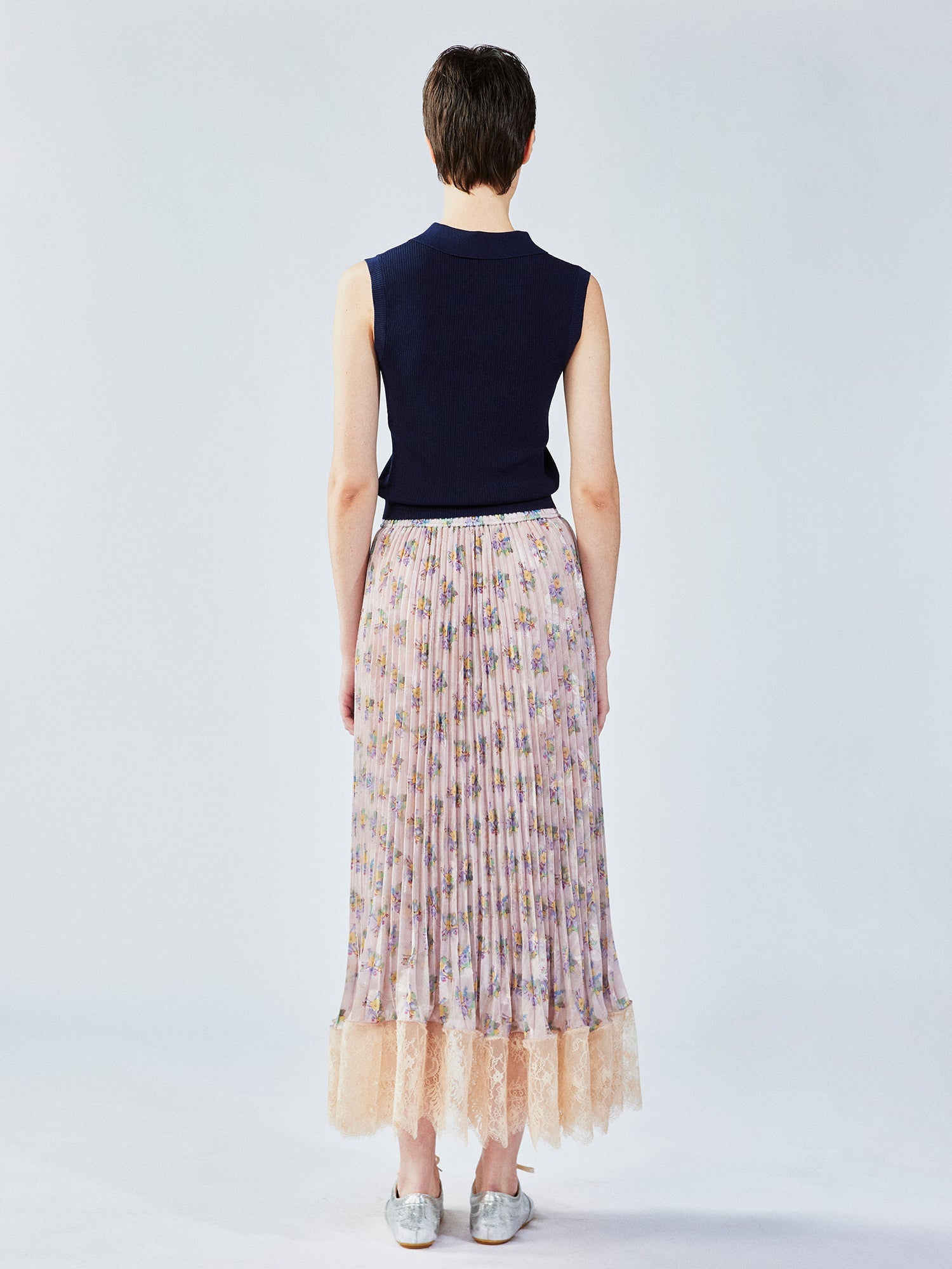 Vintage wallpaper-inspired floral lace pleated skirt