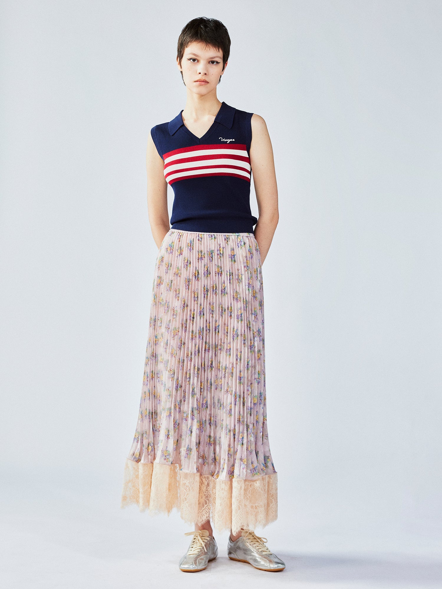 Vintage wallpaper-inspired floral lace pleated skirt