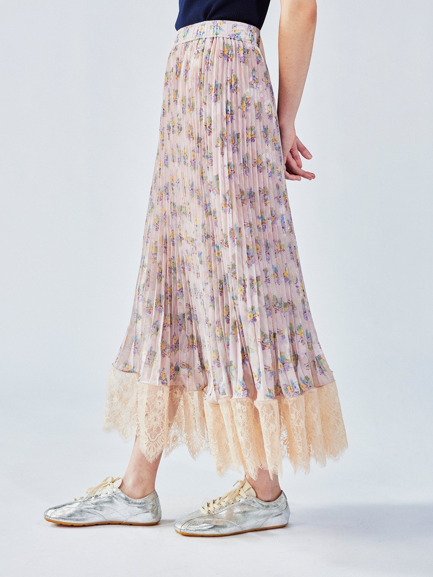 Vintage wallpaper-inspired floral lace pleated skirt