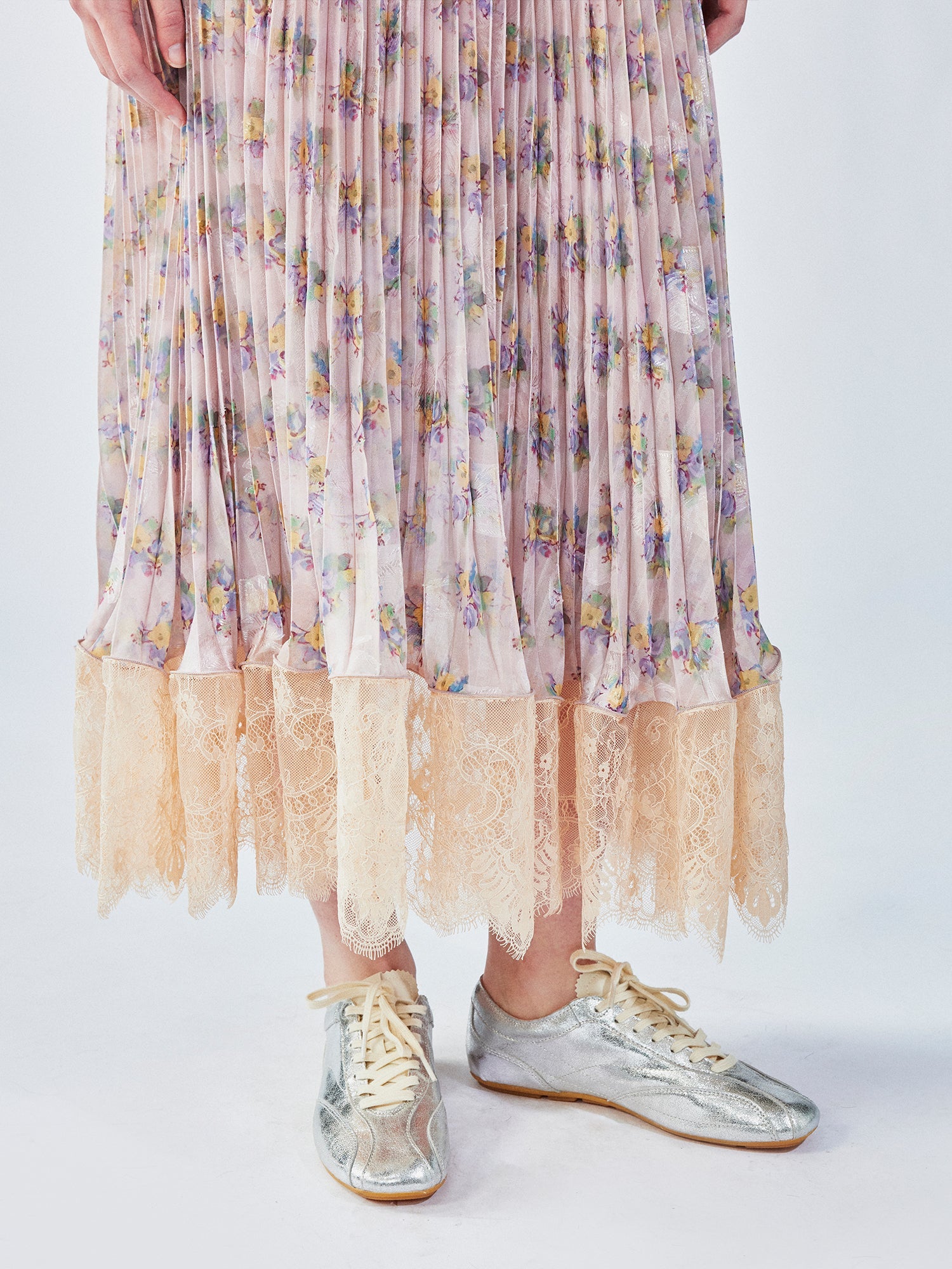 Vintage wallpaper-inspired floral lace pleated skirt