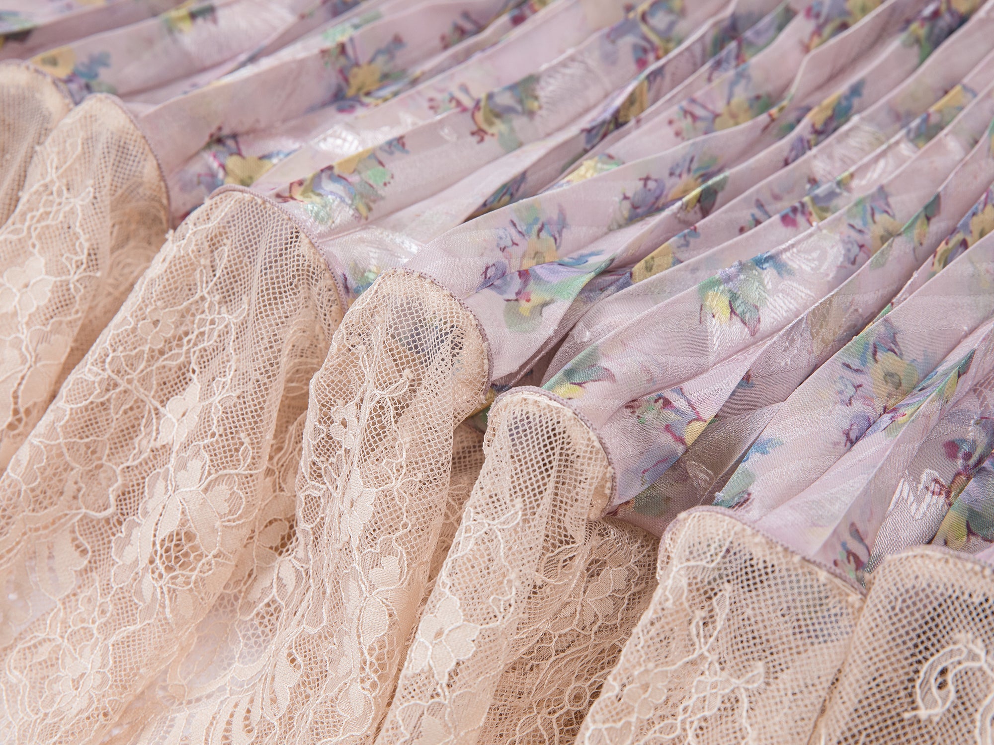 Vintage wallpaper-inspired floral lace pleated skirt