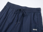 レトロなブレードカットのバレルレッグパンツ