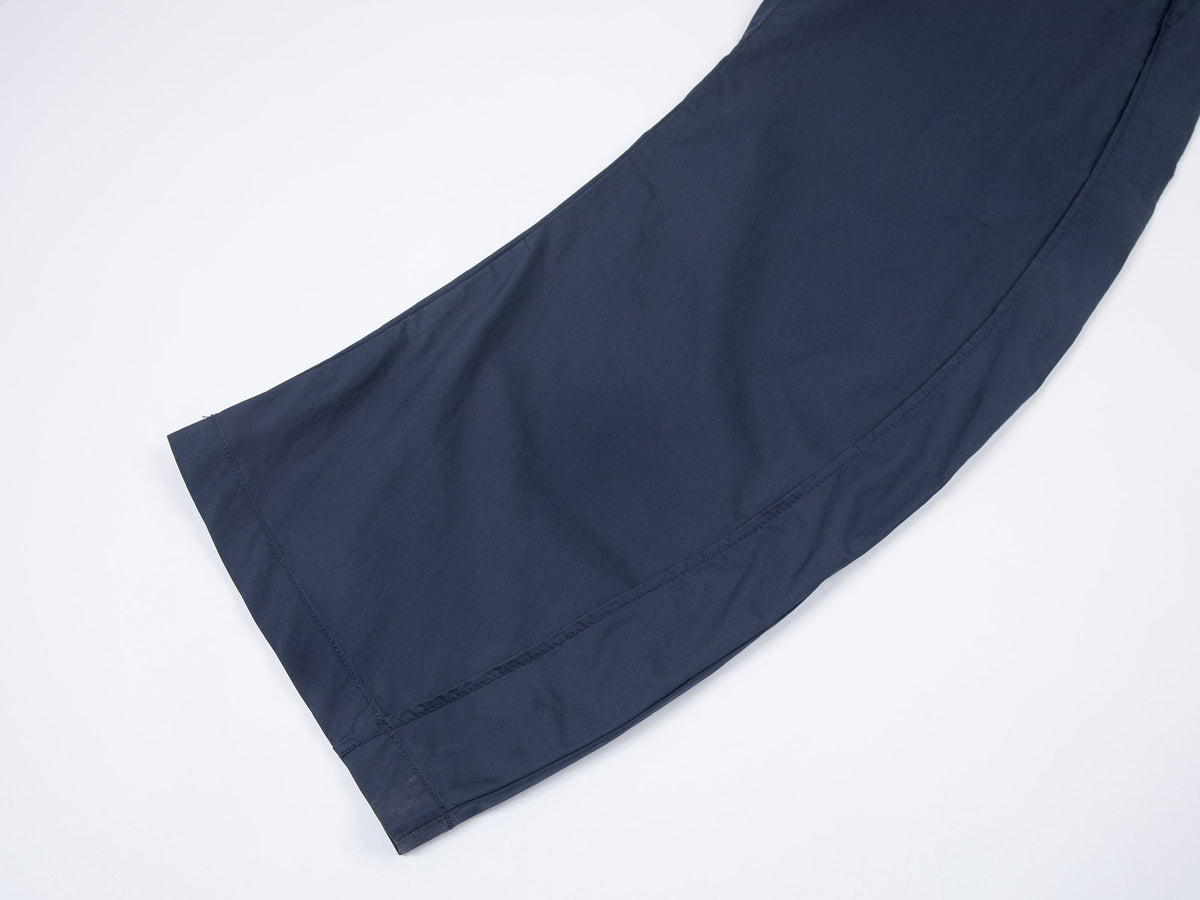 レトロなブレードカットのバレルレッグパンツ