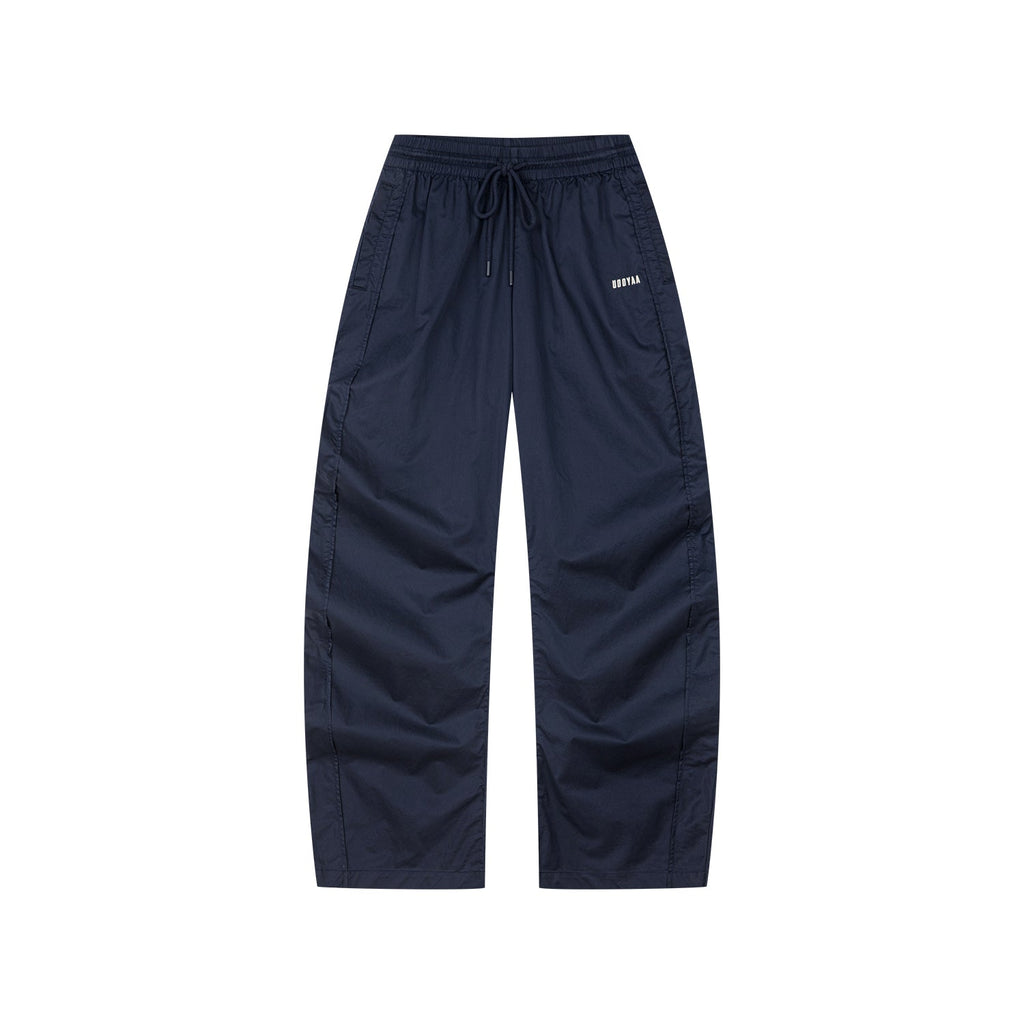 レトロなブレードカットのバレルレッグパンツ