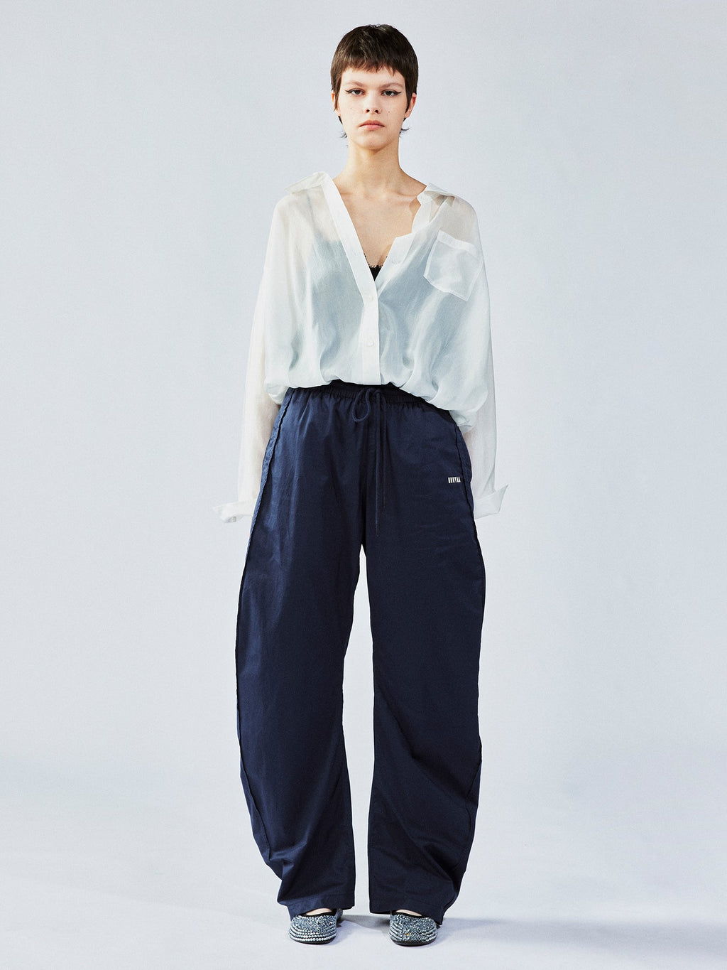 レトロなブレードカットのバレルレッグパンツ