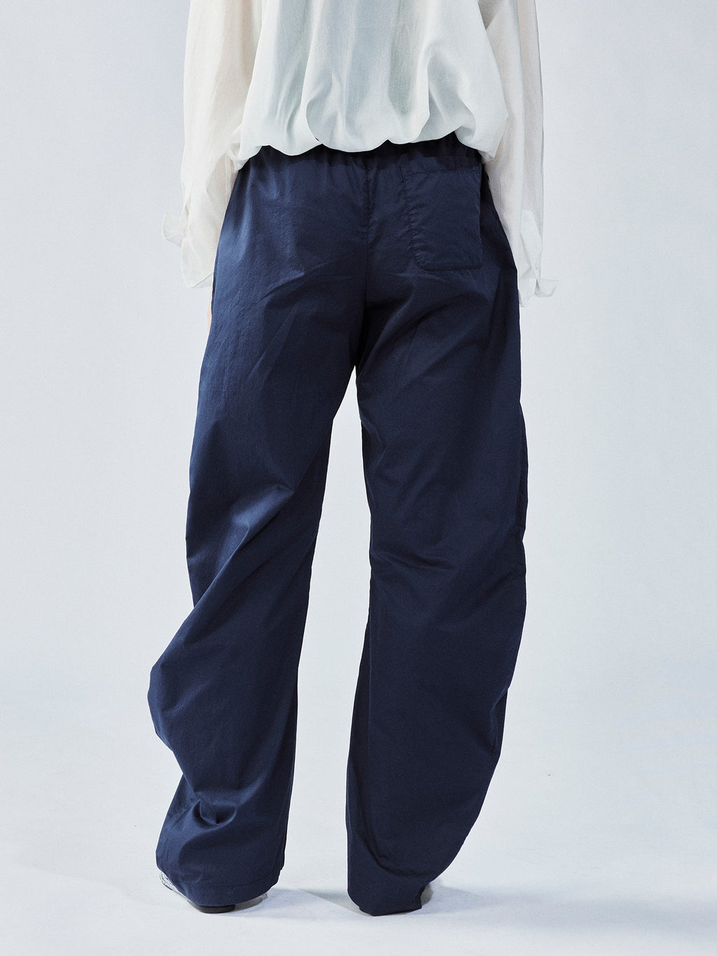 レトロなブレードカットのバレルレッグパンツ