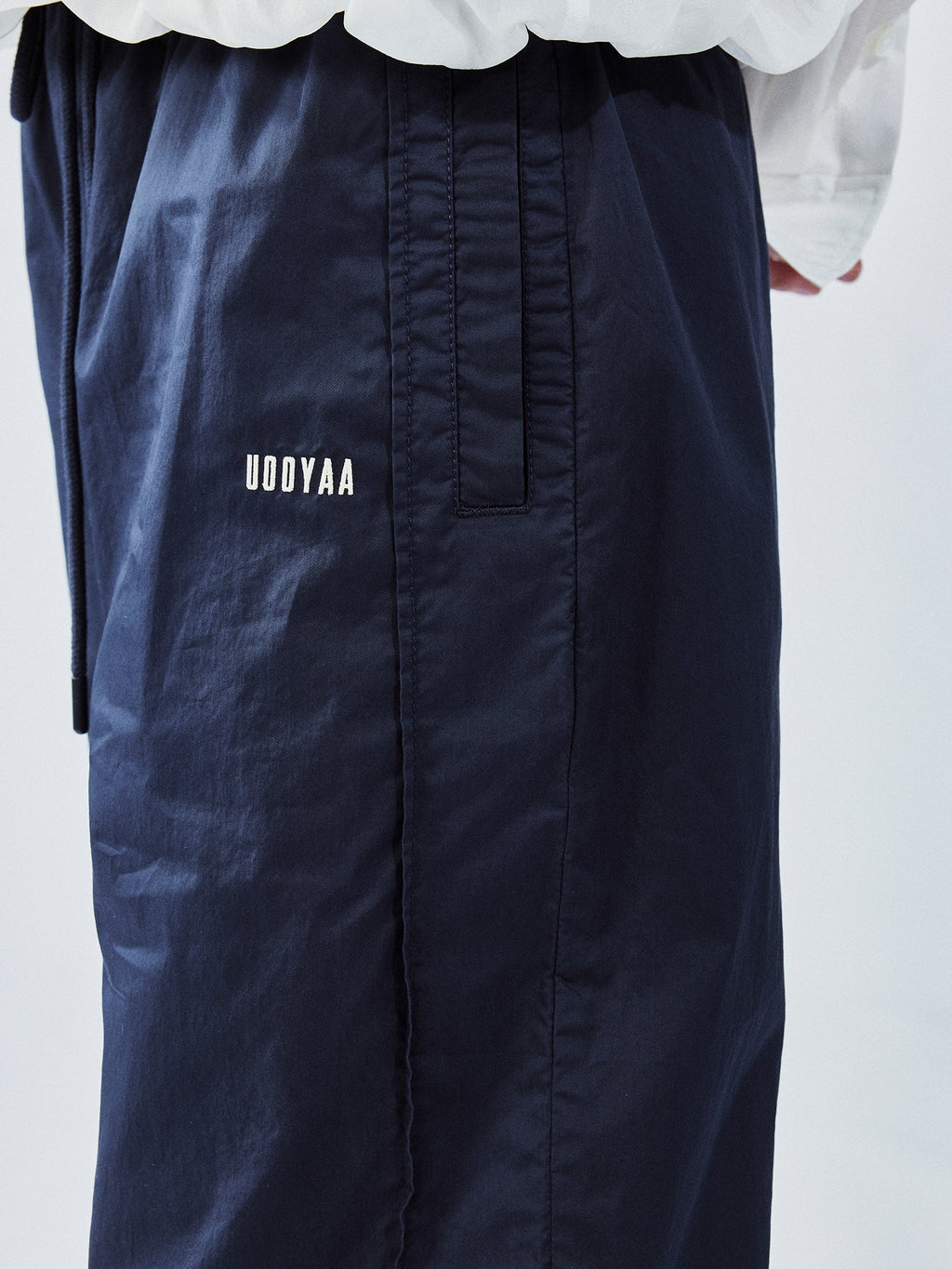 レトロなブレードカットのバレルレッグパンツ
