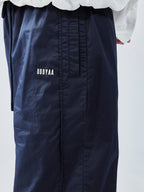 レトロなブレードカットのバレルレッグパンツ
