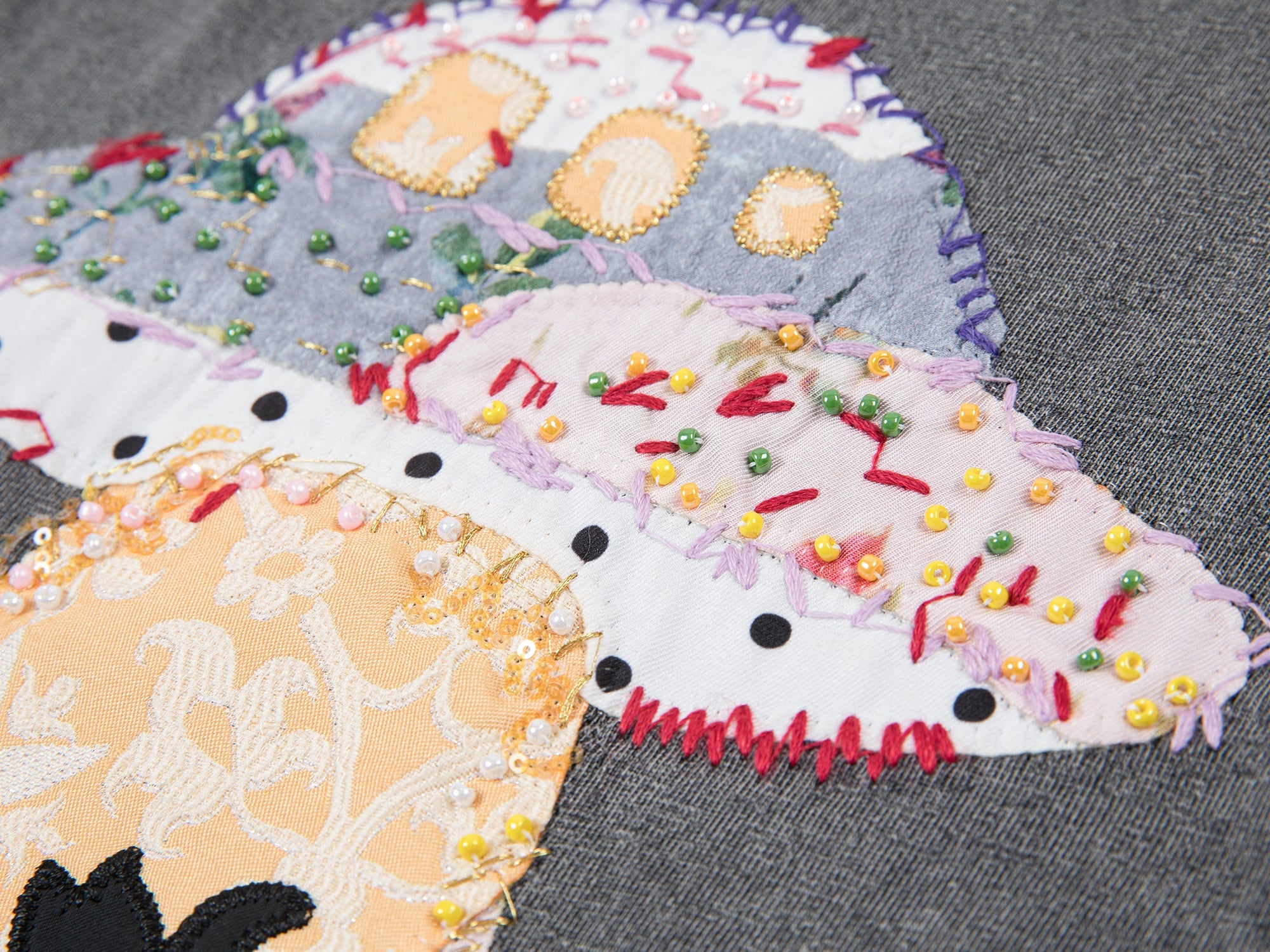 UFO cat appliqué embroidery tee