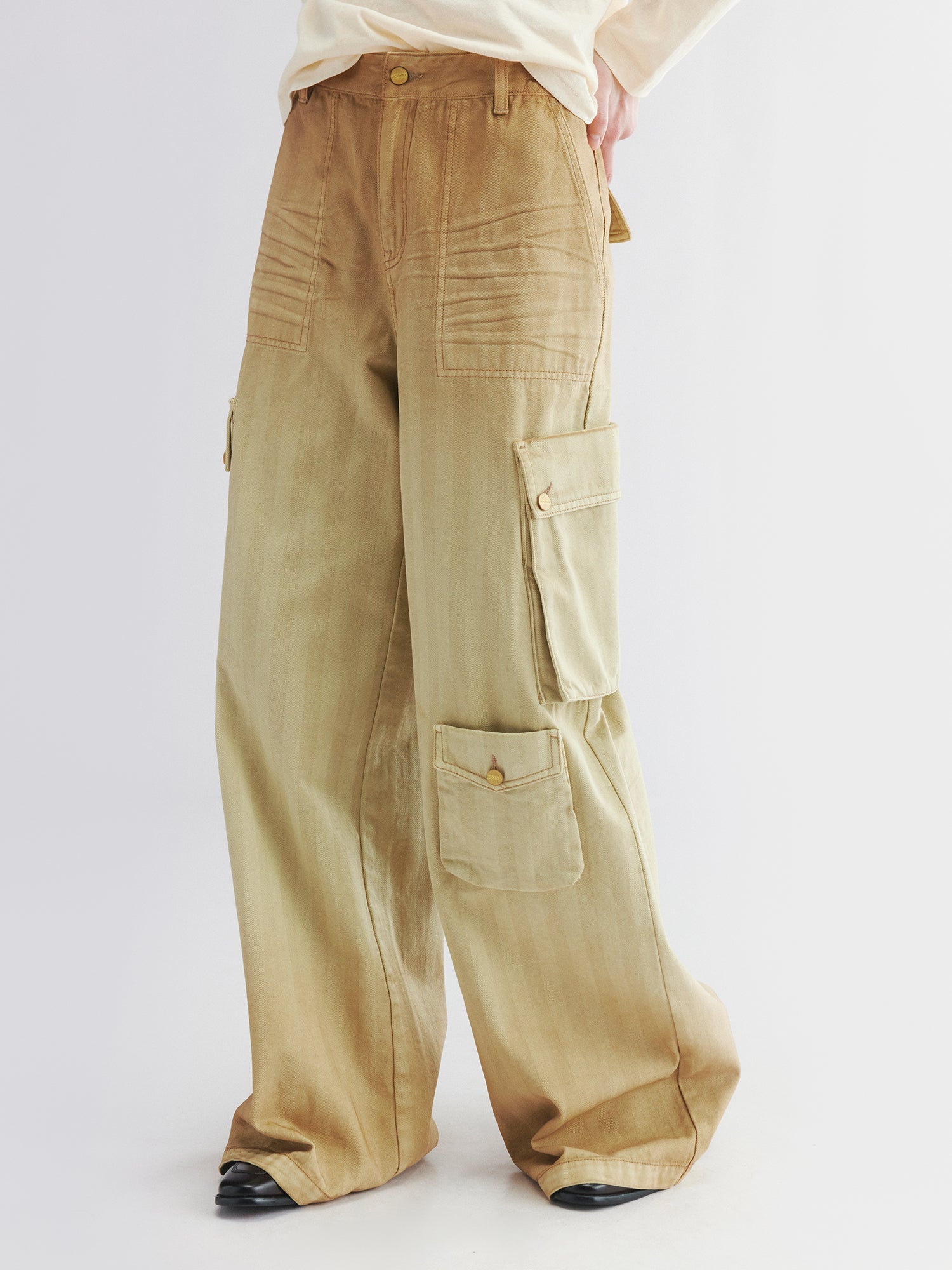 Gradient cargo pants with multiple pockets