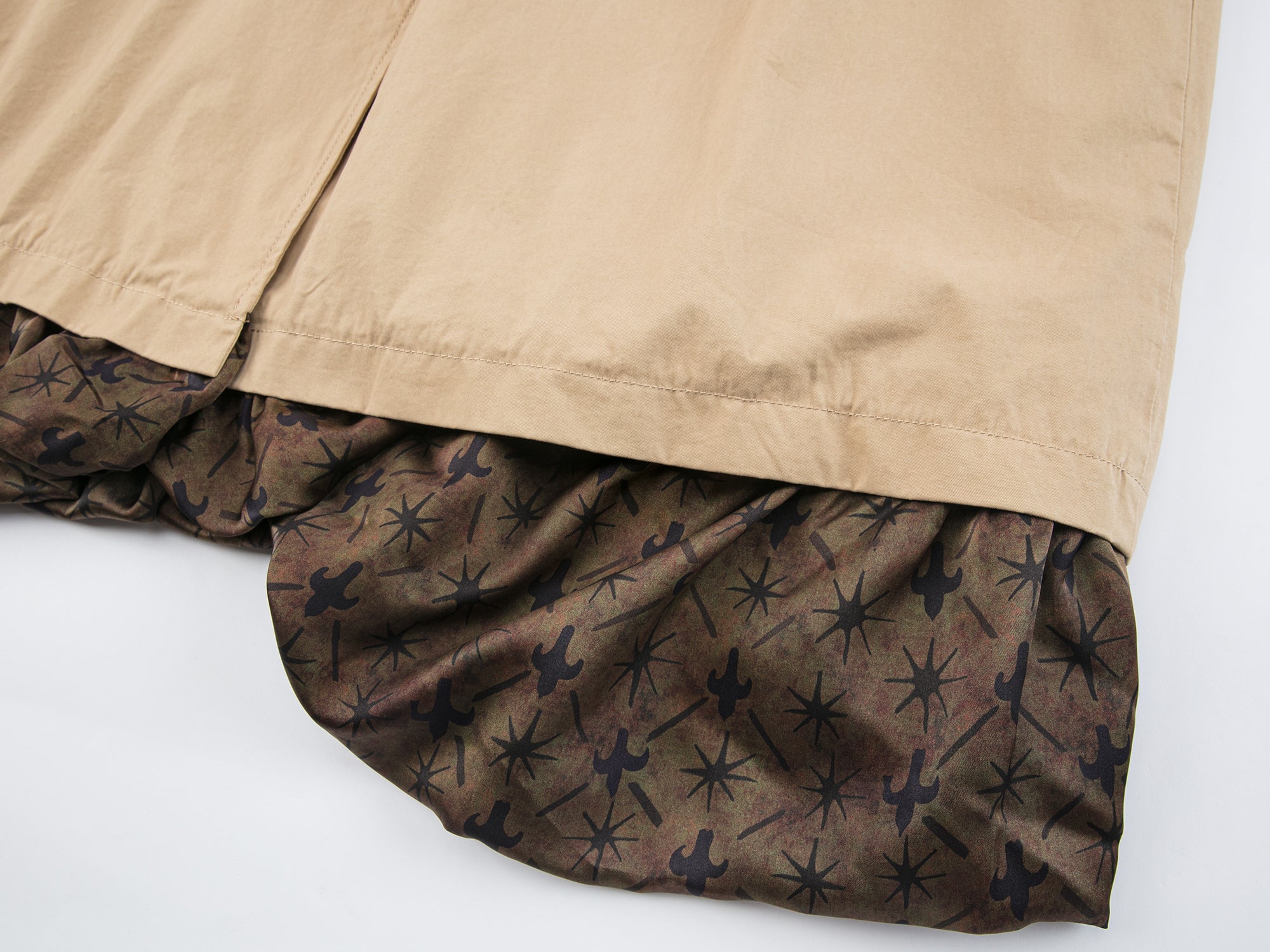 Exposed-lining balmacaan trench coat