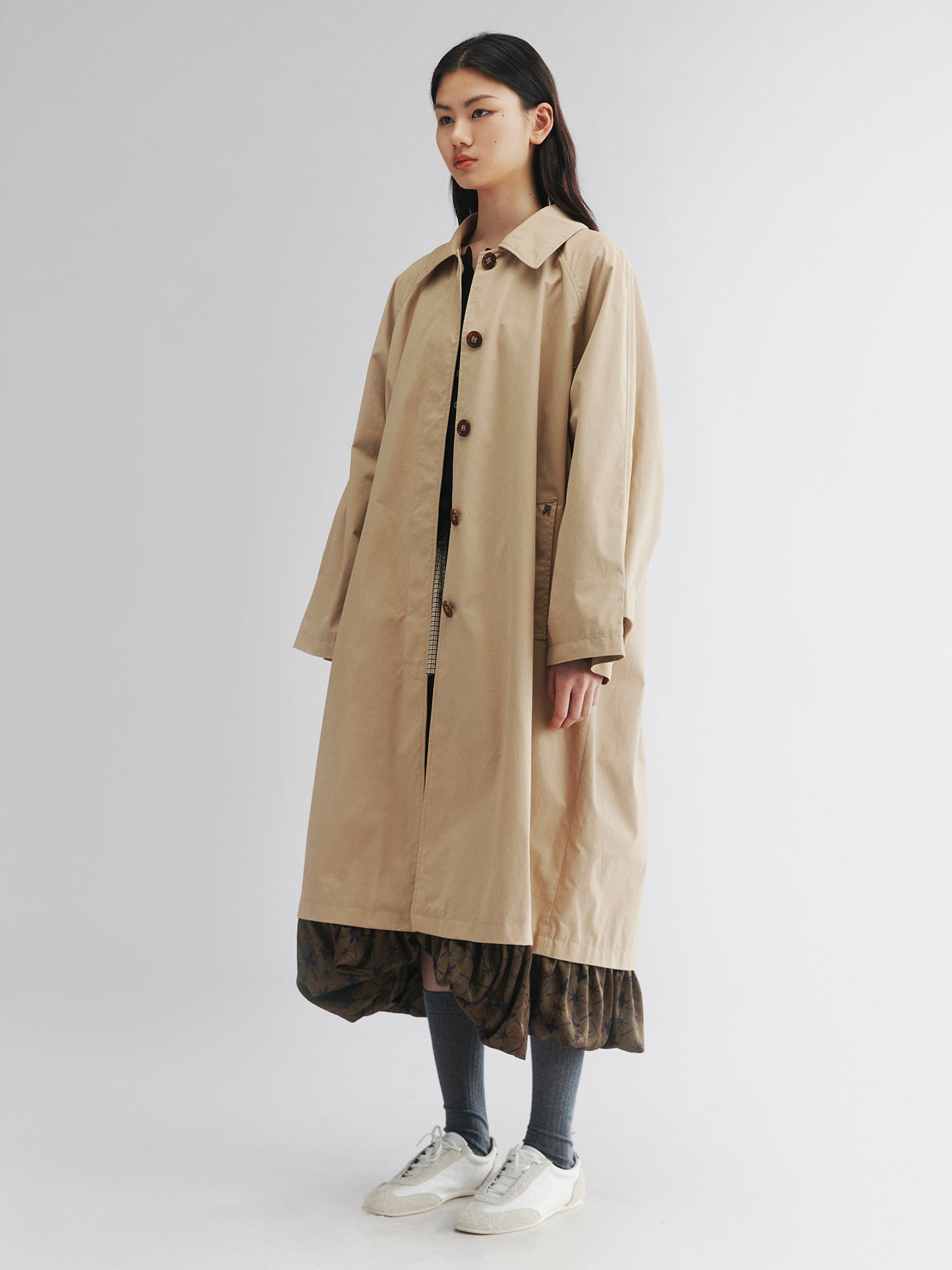 Exposed-lining balmacaan trench coat