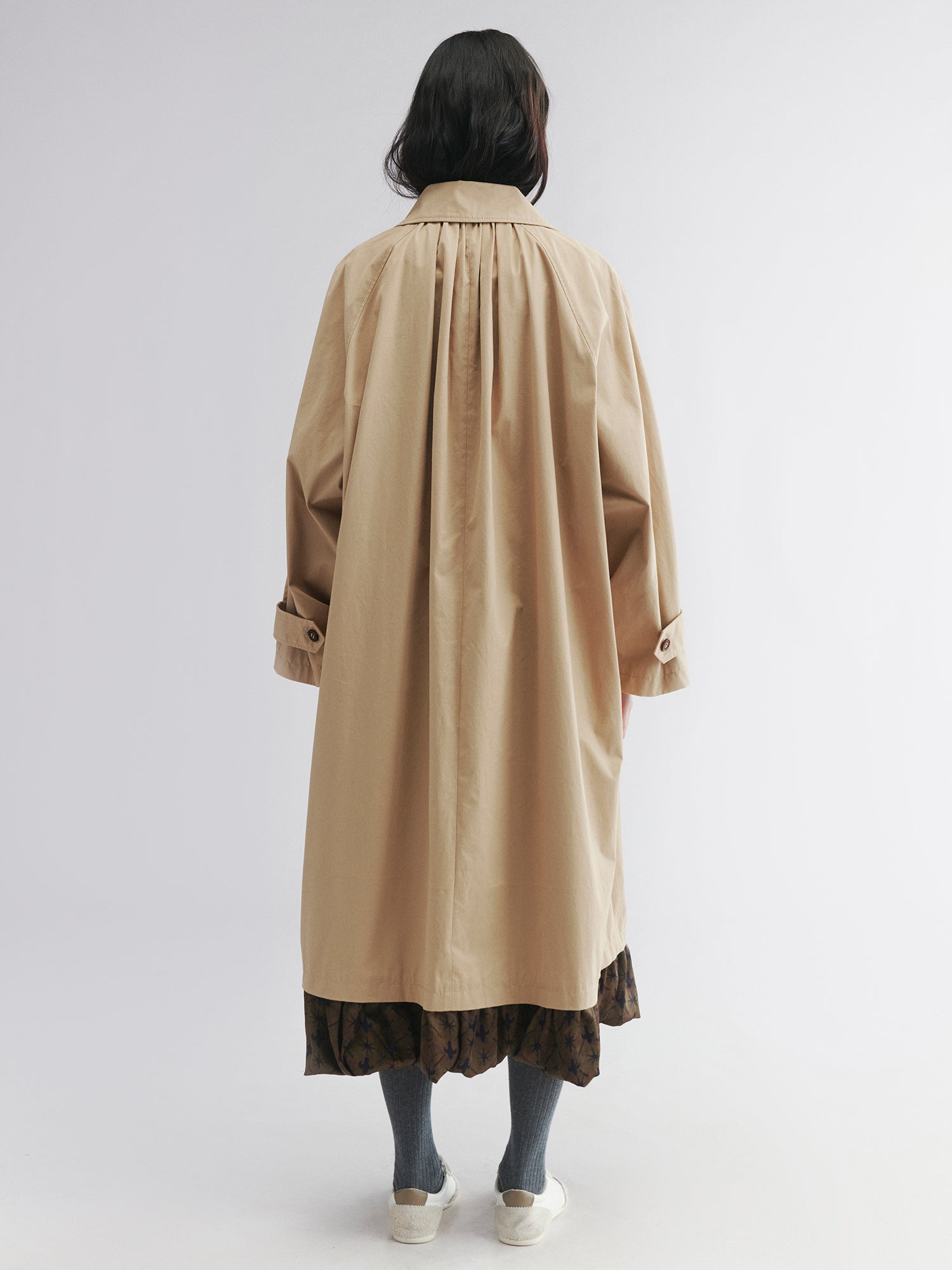 Exposed-lining balmacaan trench coat